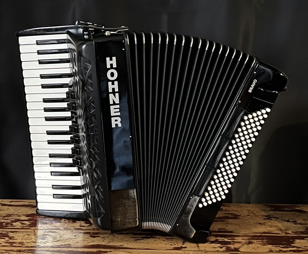 Accordéon 2 touches piano-Occasion-Hohner-Bravo 3-96 basses-Accordéons Paris Sud