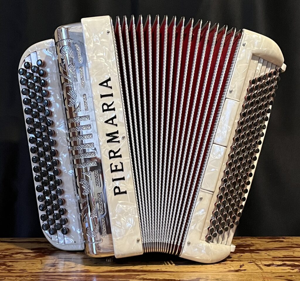 Accordéon-occasion-Piermaria-120 basses-blanc marbé-Accordéons Paris Sud