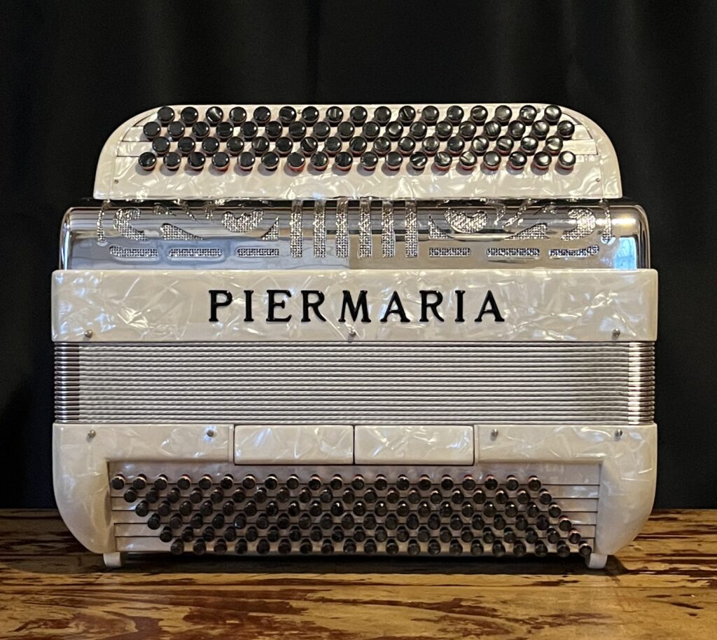 Accordéon-occasion-Piermaria-120 basses-blanc marbé-Accordéons Paris Sud