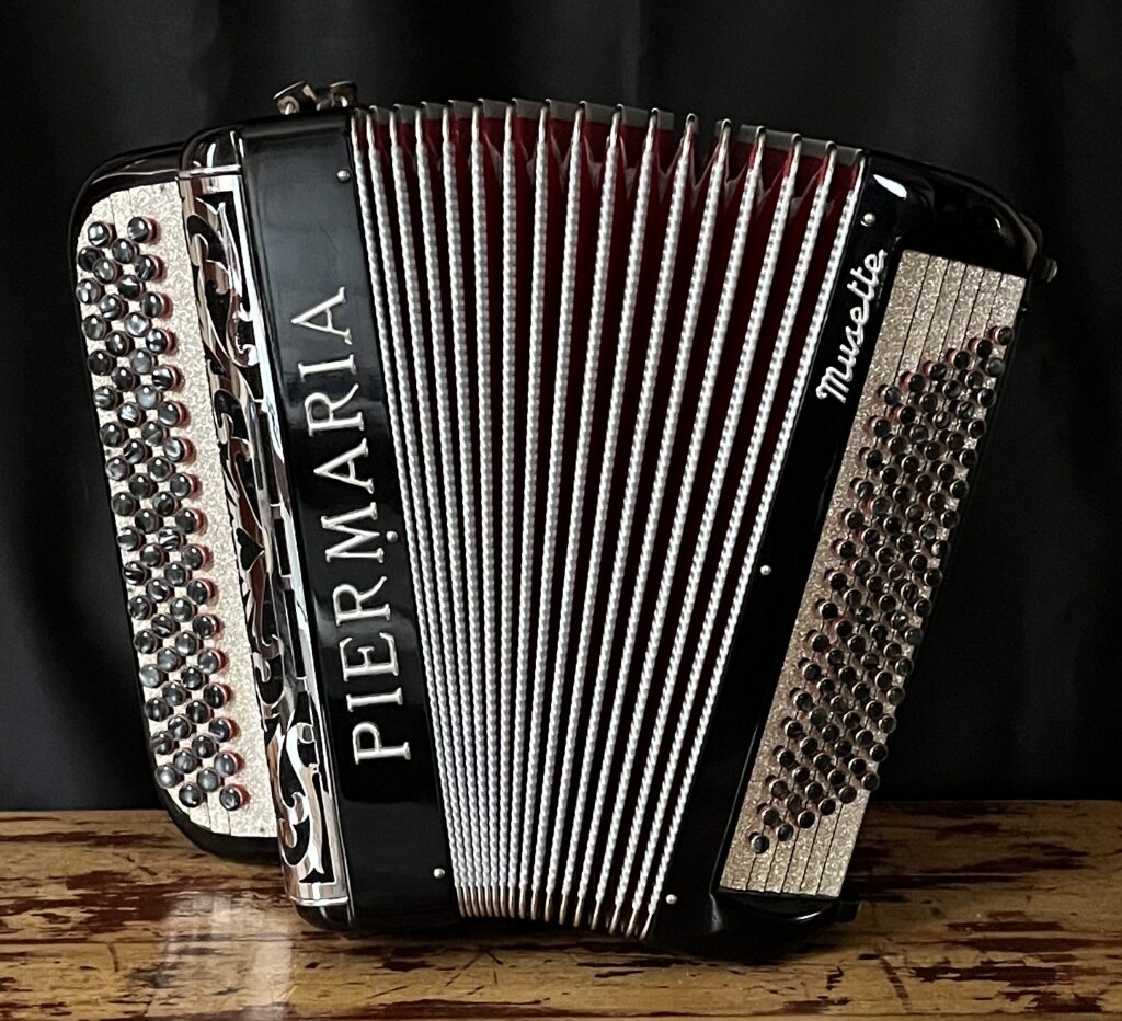 Accordéon-occasion 2-piermaria-musette-noir-doré pailleté-Accordéons Paris Sud