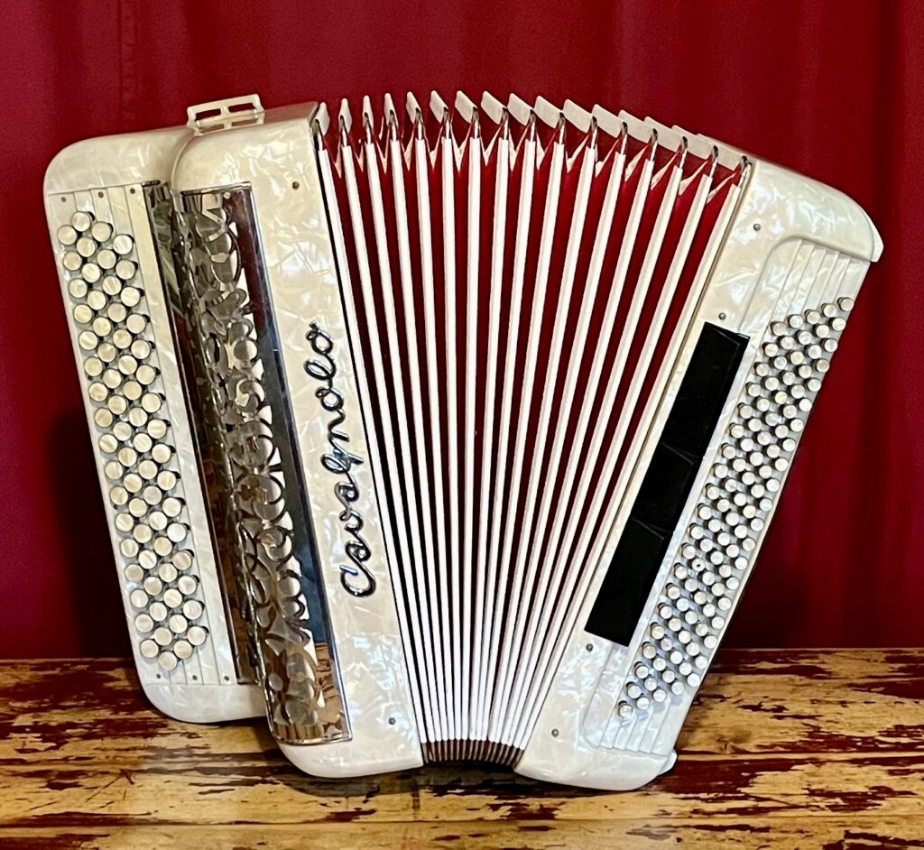 Accordéon-occasion-Cavagnolo-Orchestre 5-blanc marbré-Accordéons Paris Sud