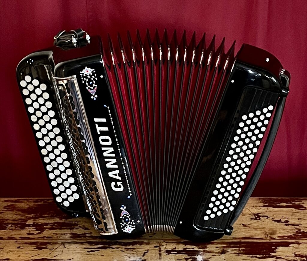 Accordéon-occasion-Gannoti-80 basses standard-2 voix-noir-Accordéons Paris Sud