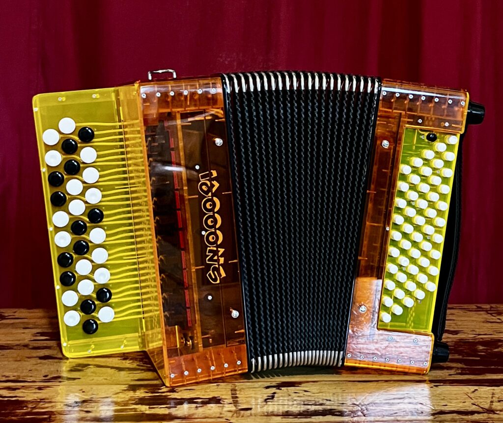 Accordéon-occasion-Thierry B-Snooopi Boss-Basses standard-Orange-Jaune-Accordéons Paris Sud