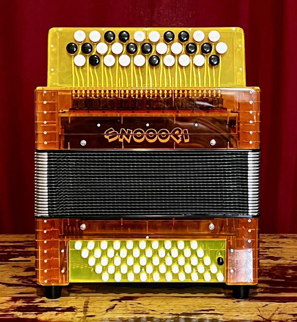 Accordéon-occasion-Thierry B-Snooopi Boss-Basses standard-Orange-Jaune-Accordéons Paris Sud