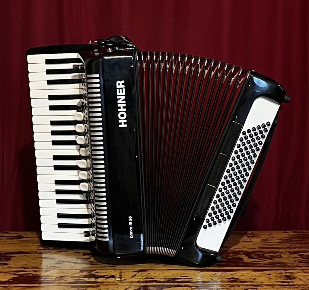 Accordéon touches piano-Occasion-Hohner-Bravo 3-96 basses-micro-Accordéons Paris Sud