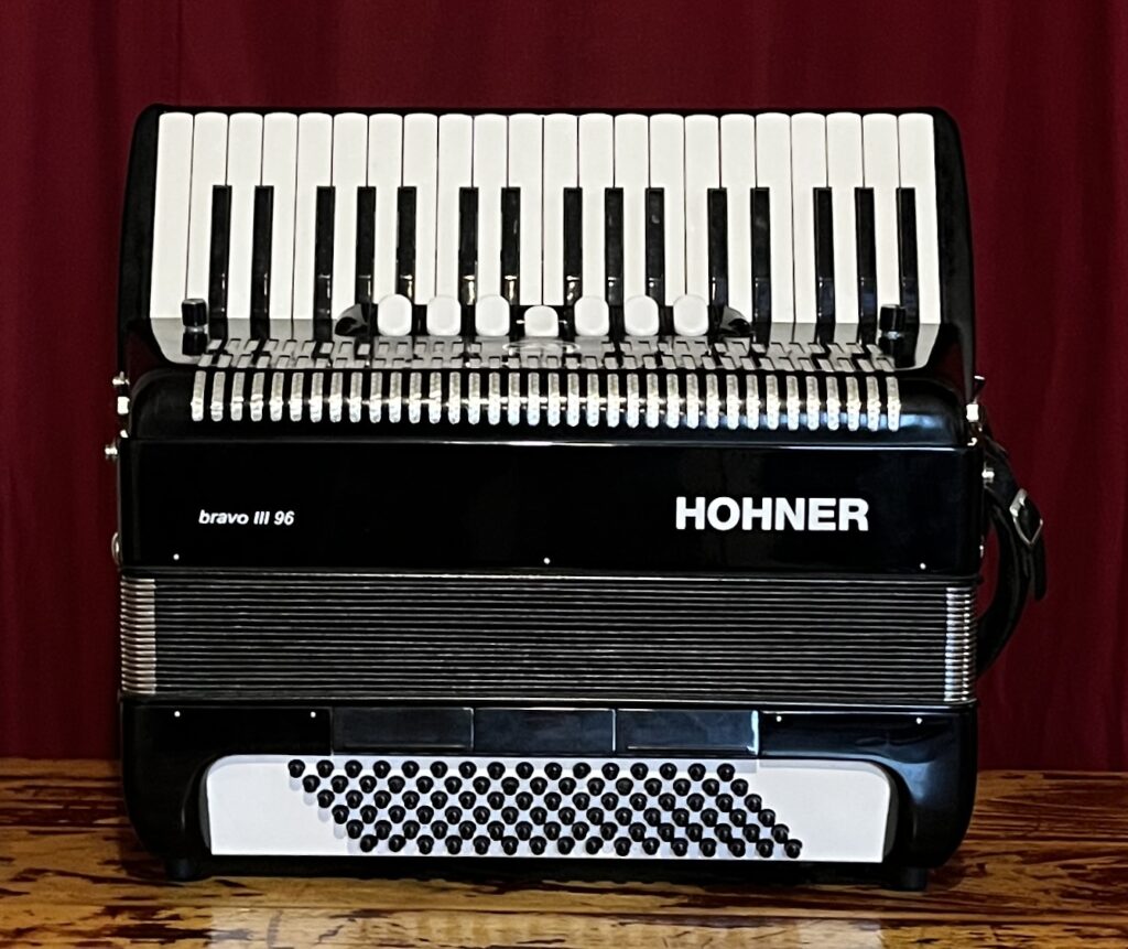 Accordéon touches piano-Occasion-Hohner-Bravo 3-96 basses-micro-Accordéons Paris Sud